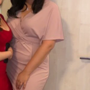 Baby rosa klänning från bubbelroom - En baby rosa klänning med slits där nere och klänningen går ner till knäna. Endast använt klänningen 1 gång. Ord pris 499. Säljer för 270 ikl frakt. 💗