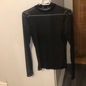 Meshtopp  - En genomskinlig tröja (mesh). Jätte fin men kommer inte till användning längre. Kommer från Nelly💕