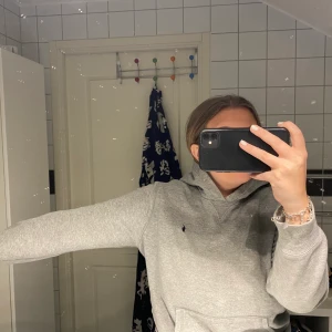 Ralph Lauren hoodie - Polo Ralph Lauren Hoodie i storlek L, fast i barnstorlek (14-16) så den sitter som en S-M. Använd ett fåtal gånger. Köparen står för frakten. 