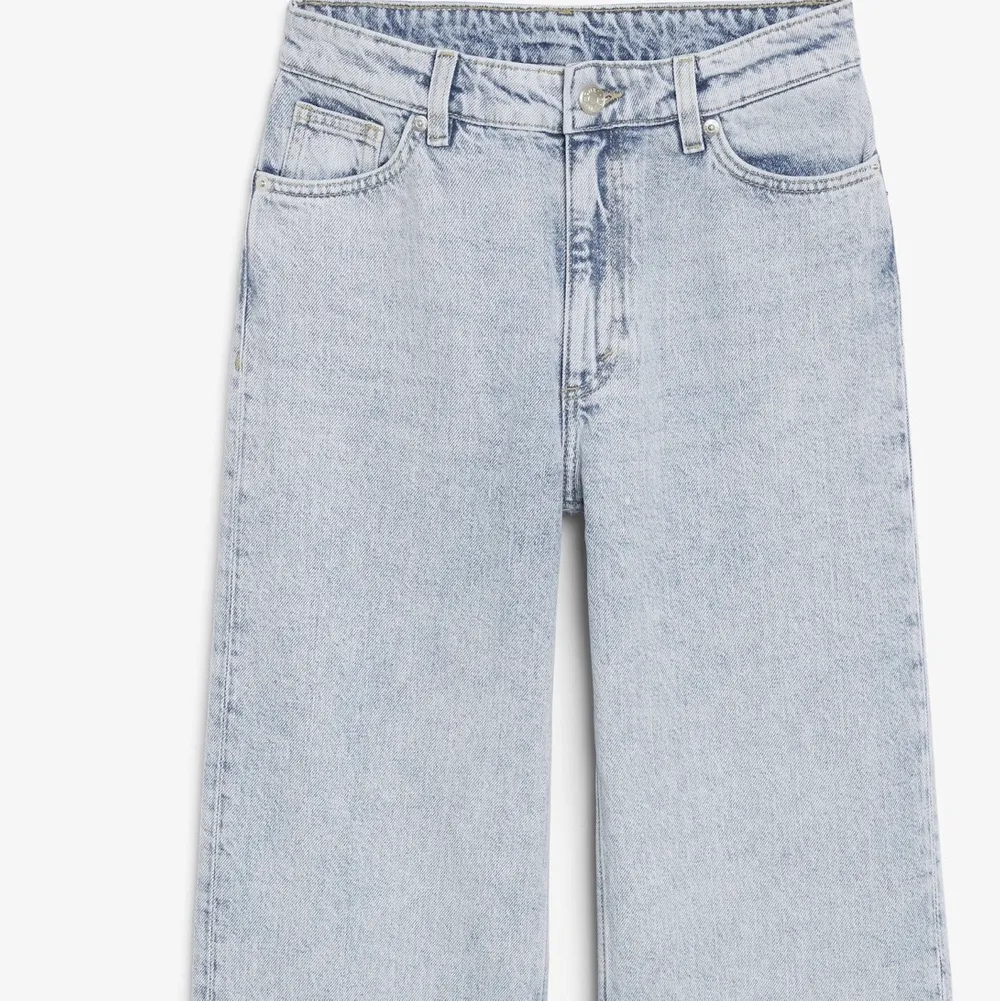 Ett par för stora jeans från monki. Endast använda några gånger.. Jeans & Byxor.