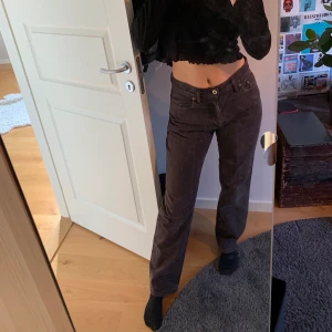 Bruna Jeans Dobber  - Bruna jeans från dobber, frakt tillkommer. 