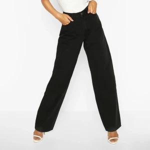 Breda svarta jeans - Säljer dessa nästan helt nya svarta breda jeans från bohoo då dom inte kommer till användning. Det är lagom långa för mig som är 1.70. I jätte fint nyskick