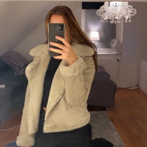 Bikerjacka - Beige/grå bikerjacka. Knappt använd så de är som ny. Nypris 550