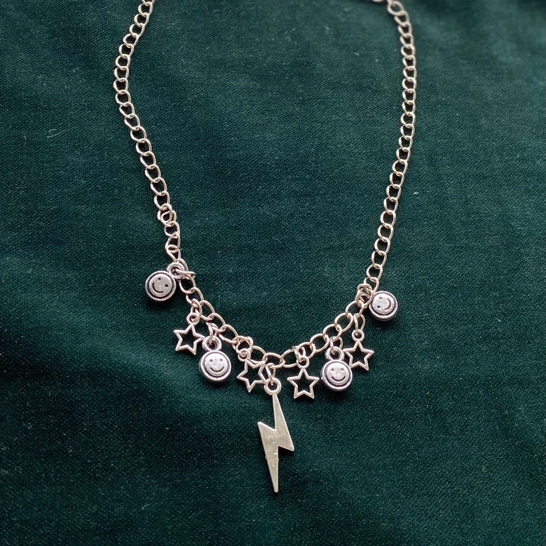 halsband med berlocker  - 90