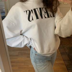 Säljer denna skitsnygga och trendiga sweatshirt, älskar den men har tyvär tröttnat på den😓 bra skick och fortfarande vit och fräsch! Storlek M (jag på bilden är 168) 