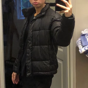 Svart jacka - En perfekt simpel men snygg jacka till i vinter! Passar till allt, men är tyvärr lite kort på mig! 