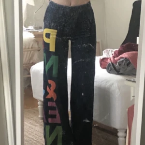 Benetton jeans  - Snygga jeans från benetton! Säljer för att de är lite för små för mig. De är mörkblåa och det står pane & jeans på dem i olika färger. Jag är 173 cm. Priset kan diskuteras. Kontakta gärna vid frågor💕