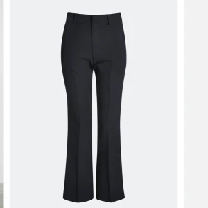 Kostymbyxor - Hej, jag säljer dessa svarta kostymbyxor från bikbok. Beställde dom online och dom är helt oanvända då dom är för korta för mig. Storlek 40. Säljer för 200kr. OBS Köparen står för frakten.