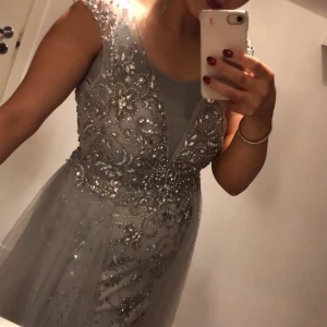 Storlek M L - En av bilden har jag linne under följer med om man vill köpt för 3500 använd en gång. Inget fel. Fler bilder kan skickas. Endast seriösa köpare. jätte fin klänning storlek 40-42. 