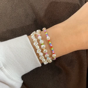 Armband sötvattenspärlor  - 85kr styck inklusive frakt!                                                                    Armbanden är gjorda med äkta sötvattenspärlor                              Bling.uf på instagram! ✨