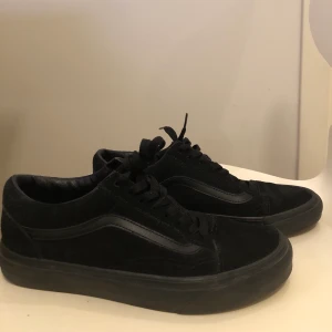 Svarta vans old skool i mocka - Säljer mina fina helsvarta vans old skool i mocka i storlek 39. Knappt använda en hel säsong och i jättebra skick!