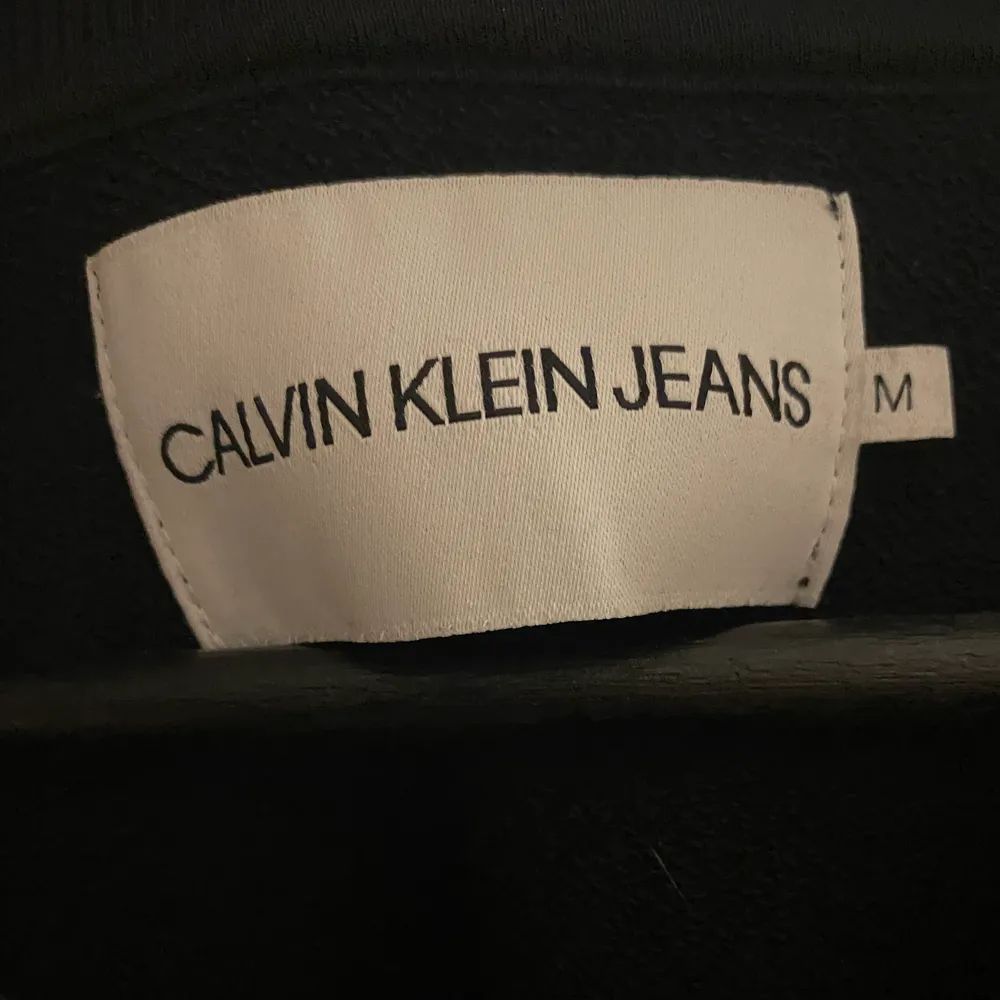 En jättefin svart calvin Klein sweatshirt. Köpt från en annan tjej. Nypris=900 kr. Tröjor & Koftor.