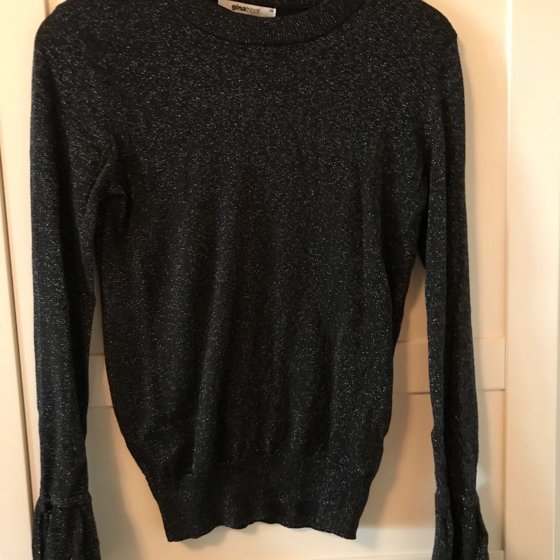 Glittrig tröja gina tricot