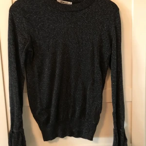 Glittrig tröja gina tricot  - Glittrig superfin tröja från Gina med fina detaljer. Storlek XS