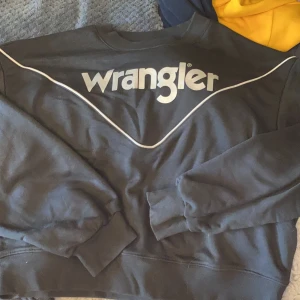 Wrangler tröja - Använd 3 gånger, något nopprig uppe vid ena axeln (2 bild) vet ej vart det kommer från. Storlek M. 