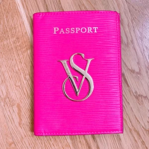 Äkta passhållare / Passholder från Victoria’s Secret  - Äkta! Använd på en resa, som ny!