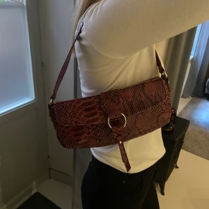 Snygg väska  - Helt oanvänd väska. Plånbok ingår. Snyggt snakeprint