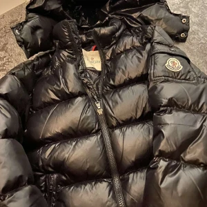 MONCLEAR - En monclear säljes, vid intresse skriv för pris o sånt. ÄKTA!❤