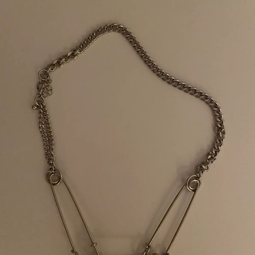 Coolt halsband med säkerhetsnålar! Från asos knappt använt. . Accessoarer.