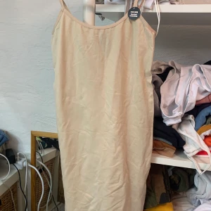 linne - nude färgat linne som är helt nytt! Är onesize men skulle säga att det är xs-m storlek! 