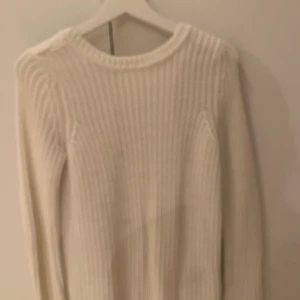 Fin stickad vit kofta - Säljer denna söta koftan som har ett V i ryggen. 