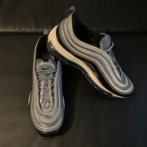 Nike airmax 97 - Nice airmax 97or i size 41, de är nästan perfekt skick lite skit på sidan. Använda ungefär 5 gånger, pris går att diskutera