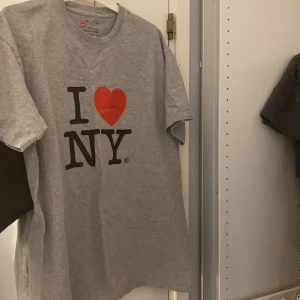 I love ny - Säljer nu min snygga i ❤️ ny tröja som är köpt på beyond retro! Säljer pga ingen användning, går att mötas upp i uppsala eller fraktning