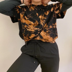 Tie dye tröja - En fet tie dye t-shirt med snyggt & coolt mönster. Stl L, skitsnygg som oversized tröja över en långärmad eller bara som en t-shirt🧡