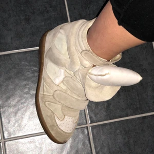 Isabel marant  - Ett par isabel marant skor i storlek 40, jag har 39 i dem flesta skorna men har en sula i dessa så det går.  OBS !!! VID SNABBT KÖP KAN PRISET DISKUTERAS 💰💳💵