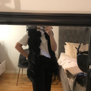 Pälsväst  - Pälsväst från lovely som knappt är använd, nypris ca 999kr. Frakt ingår i priset.