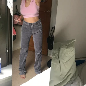 Manchester byxor - Ett par grå/lila Manchester byxor från märket Flash. De ser grå ut på bilderna men är mer grålila i verkligheten. Köpta secondhand. 70/72 cm midjan och 80 cm innerbenslängd💞budgivningen avslutas på fredag klockan 18:00, buda på💞💞☺️☺️kan mötas upp eller frakta men då står köparen för frakten💞