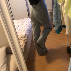 Zara wide leg - Ursnygga jeans som tyvärr inte sitter som önskat på mig, de är lite stora. Använda 1 gång ❤️ är ca 163cm och dessa är för långa. Kan tänka mig att byta mot storlek 34 🦋