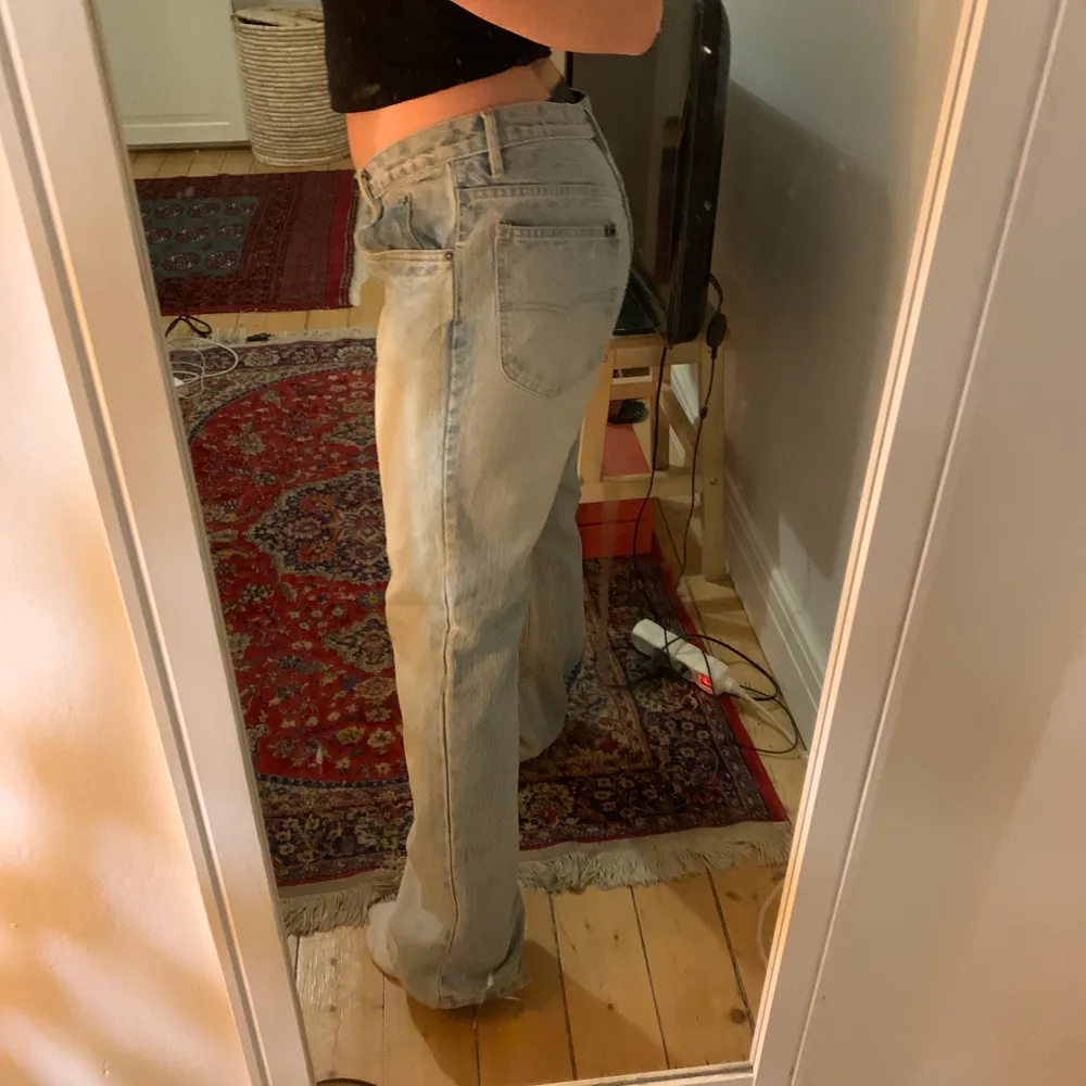 snygga ljusa jeans med massa 90s vibes. kommer från märket G-star, men köpta second hand. först t kvarn! skriv om ni har någon fråga. jag är 160 lång så byxorna är lite långa på mig, därför får jag tyvärr sälja mina favvos:(. Jeans & Byxor.