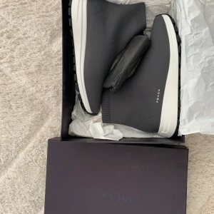 Prada sneakers nya - Säljer Prada sneakers nya i kartong. Storlek 43 men sitter mer som 44