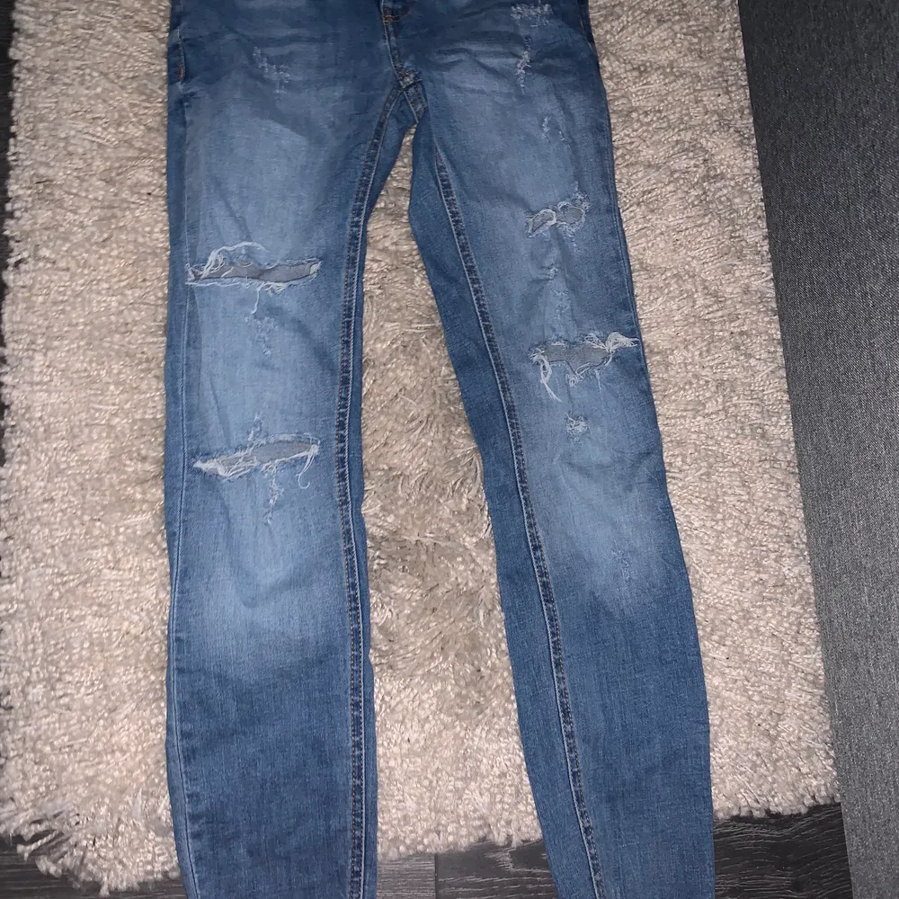 väldigt fina jeans från zara och är i väldigt bra skick, storlek Xs och är lite korta i modellen, Har slitningar på benen och längst ner men så var dom när jag köpte dom!. Jeans & Byxor.