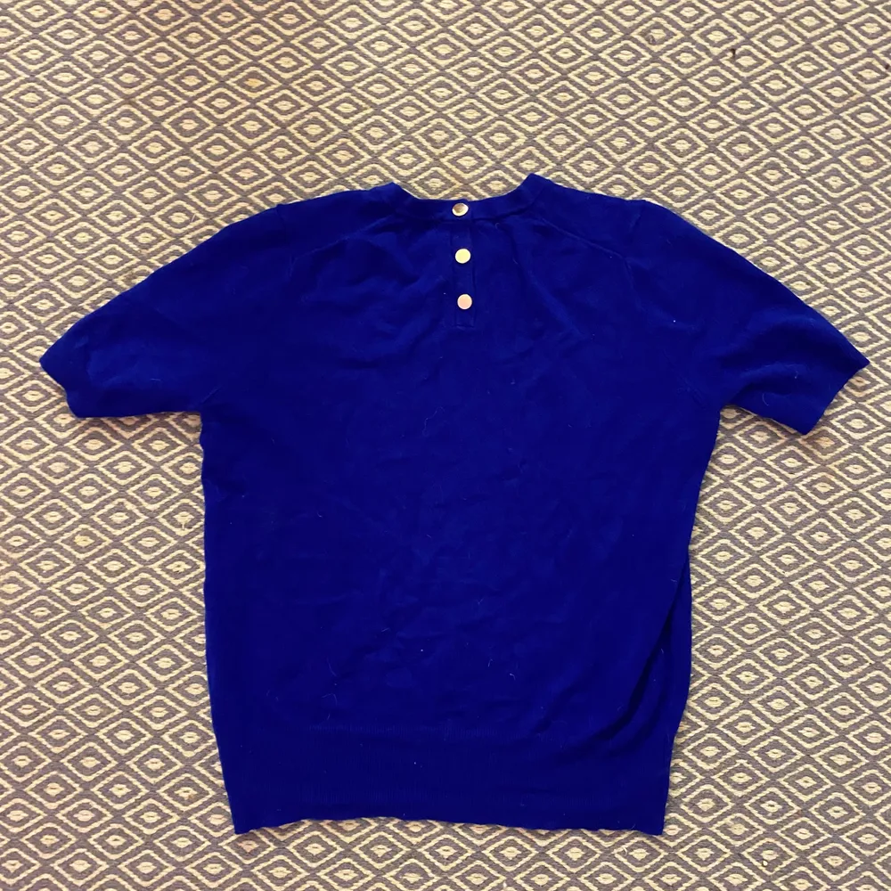 Jättefin blå kortärmad tröja från zara, stl M. Använder knappt längre och det är därför jag säljer den. . Tröjor & Koftor.