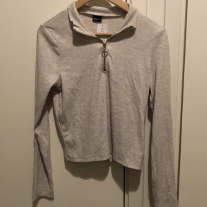 Tröja  - Tröja från Gina helt ny kan användas av en i m och l