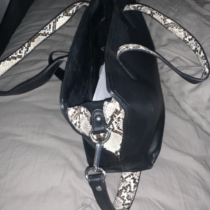 Väska - Såå fin väska som passar bra till skolan! Den är medelstor och är i bra skick men lite smutsig men det går bort med vatten! 