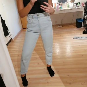 Jeans - Ett par ljusblåa jeans i lite pösigare modell, super snygga o i princip oanvända, storlek 34/xs, 300kr+ frakt