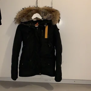 Parajumer doris strl xs - Jätte fin parajumper i modellen Doris. Använd en vinter och är fortfarande i jätte fint skick, säljer på grund av att den blivit för liten för mig. Pris kan diskuteras vid snabb affär!