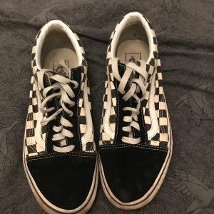 Vans Old Skool  - Rutiga vans. Använda men snyggt slitna enligt mig.