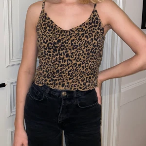 Topp från Hollister - Topp från Hollister (inget märke som syns). Den är i storlek L men inköpt i Spanien (små i storlekarna.) Jag är normalt en S och ni ser hur den sitter på bilden :)