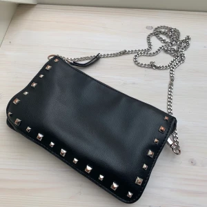 Zara väska - Jättefin och cool läderväska från Zara! Svart med en blå färg på mittenfacket och nitar🖤