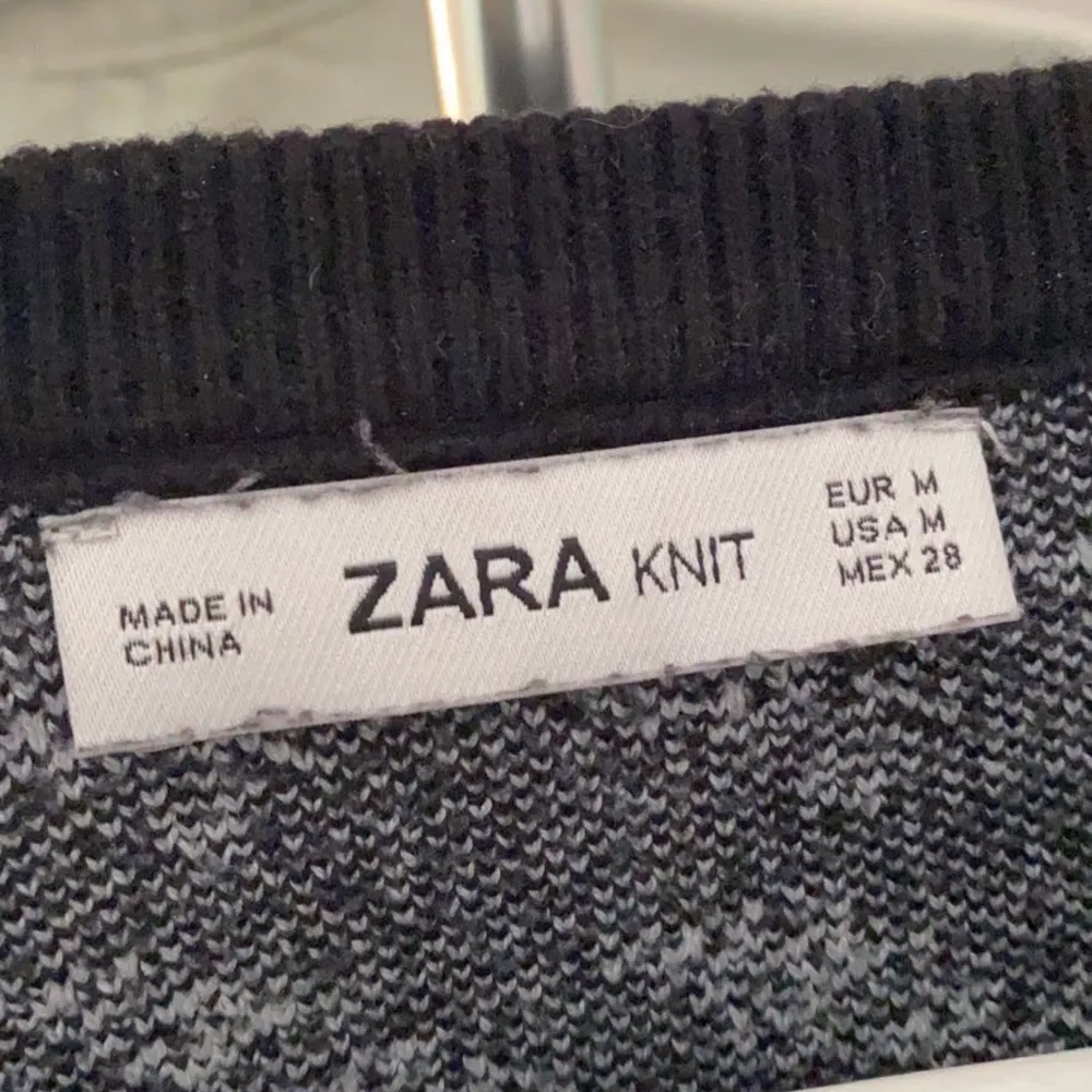 Fin tröja från Zara i storlek M, använd fåtal gånger och i fint skick. Väldigt skön och sitter lite oversized på mig som är 162 cm lång. Kan bli budgivning om många är intresserade. Köparen står för frakten!!💞. Tröjor & Koftor.