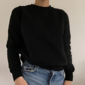 Svart Sweatshirt - 🌏FRAKT INGÅR I PRISET!🌍 Super snygg svart sweatshirt köpt från Pretty Little Thing. Knappt använd då det lagt glömt i garderoben för jag har så många sweatshirts. 