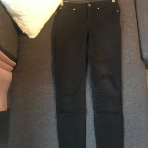 Michael kors jeans  - Michael kors jeans. Storlek 00/24, alltså typ en XS. Använda fåtal gånger då dom var för små. Lite repig på knappen vid gylfen.