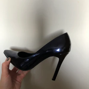 Nelly klackskor  - Mörkblå glansiga klacksor från nelly. För små för mig