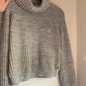 Fin grå stickad tröja  - Fin stickad tröja! Super mysig. Är i storlek 164 men passar xs bra. Frakt tillkommer💕