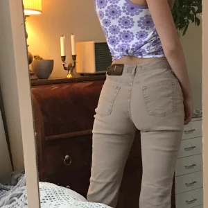 Beiga jeans - Snygga jeans i stretchigt skönt material. Står storlek 42 men de sitter bra på mig som är en 36a. Perfekt liten utsvängning och lagom höjd i midjan. Hör av dig om du har frågor 💘