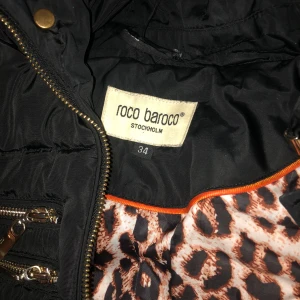 Roco baroco vinterjacka  - En vinterjacka med märket roco baroco i modellen concord i storlek 34, svart fuskpäls. Använd i halv vinter köpt i slutet av vintern. Jackan är som ny och är väldigt varm och skön att ha på sig, köpt för 2000. Kan diskuteras
